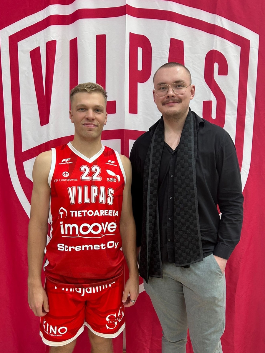 TietoAreenan Lari Lieskivi ja TietoAreenan kummipelaaja Eero Innamaa