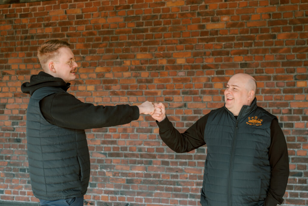 Lari ja Olli heittävät kivet